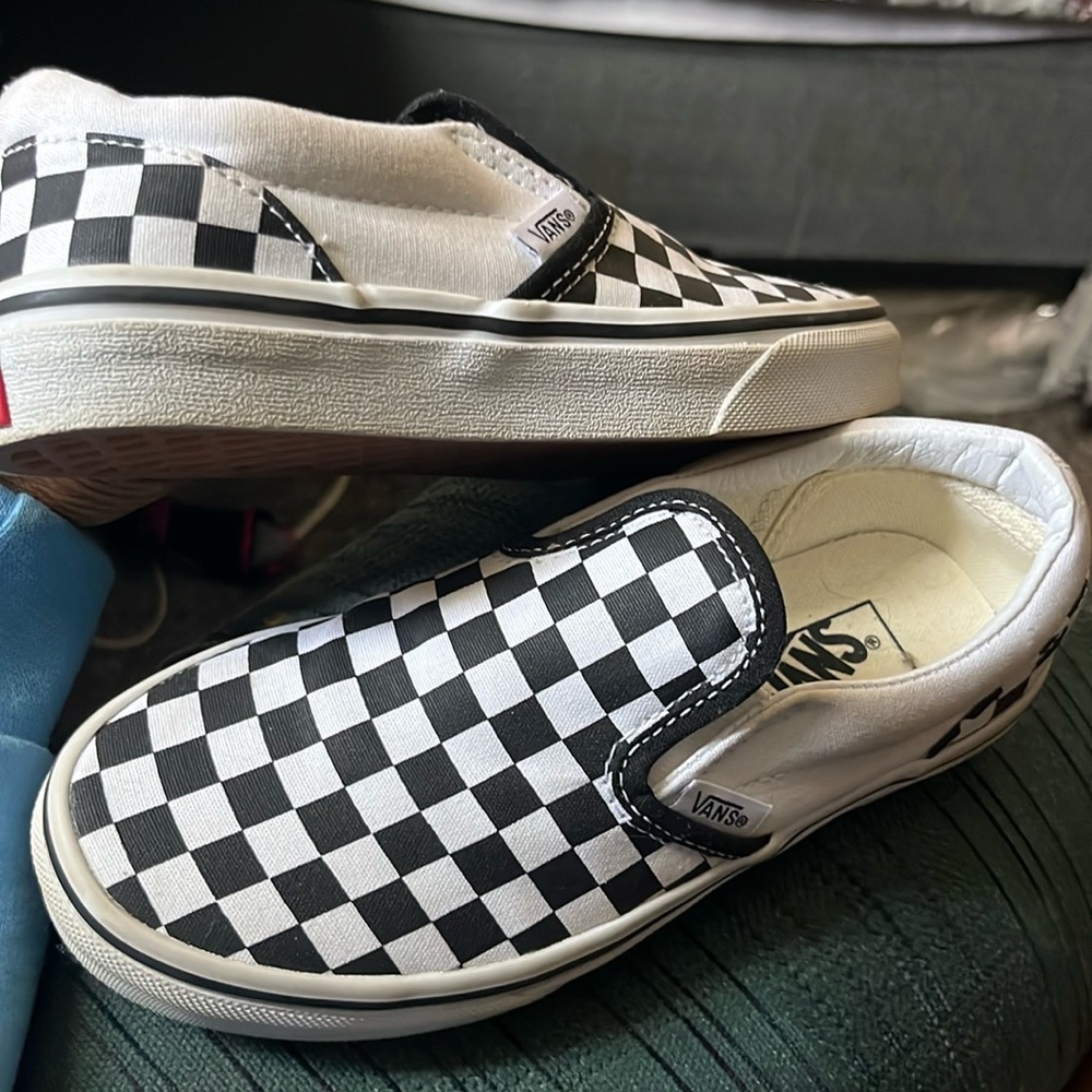 i’m selling vans size 2.0 checkered black and white worn once